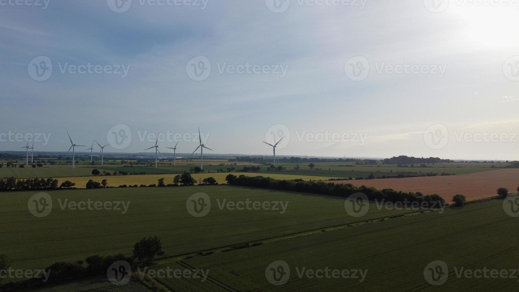 imagens aéreas vista de alto ângulo de geradores naturais de energia verde fontes de turbinas eólicas e fazendas de painéis solares na inglaterra reino unido foto