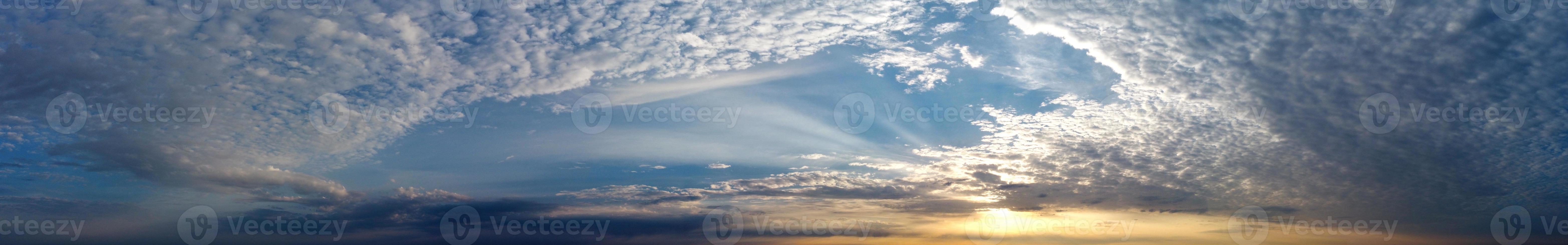 o belo nascer do sol e nuvens coloridas, vista aérea e vista de alto ângulo tirada por drone na inglaterra reino unido foto