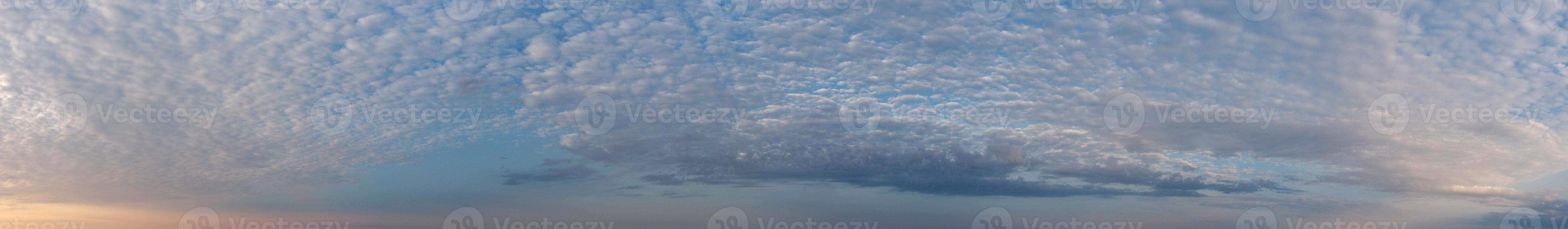 o belo nascer do sol e nuvens coloridas, vista aérea e vista de alto ângulo tirada por drone na inglaterra reino unido foto