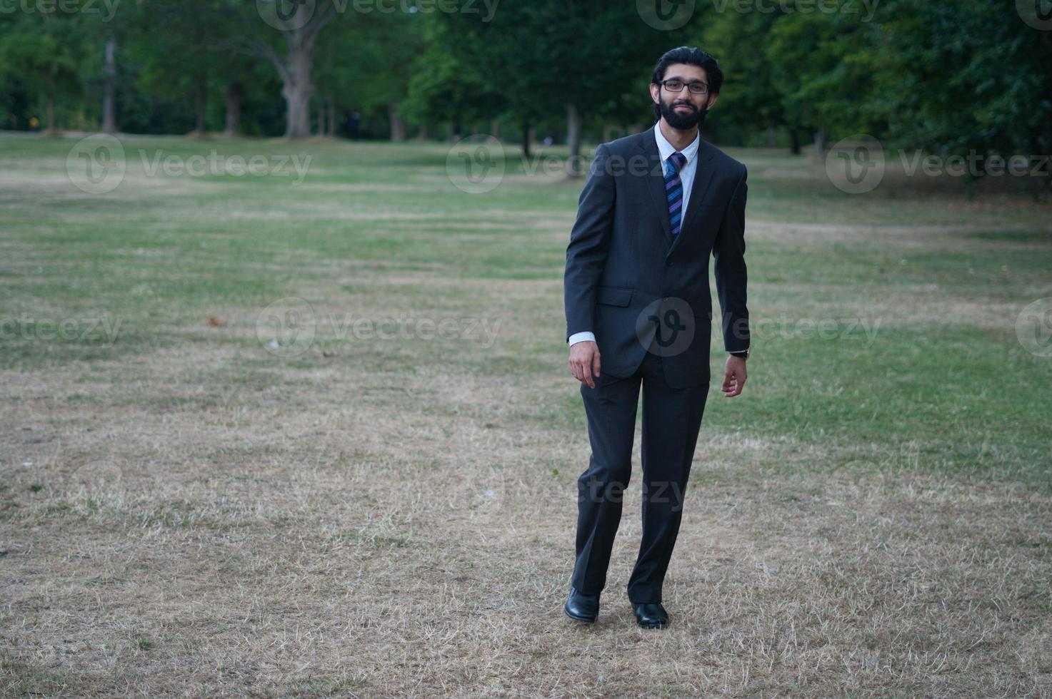 homem asiático posando no parque público local de luton inglaterra reino unido foto