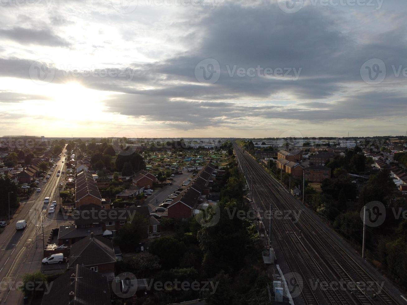 belo pôr do sol sobre a cidade britânica, céu colorido com nuvens amarelas, laranja e pretas sobre o céu azul claro foto