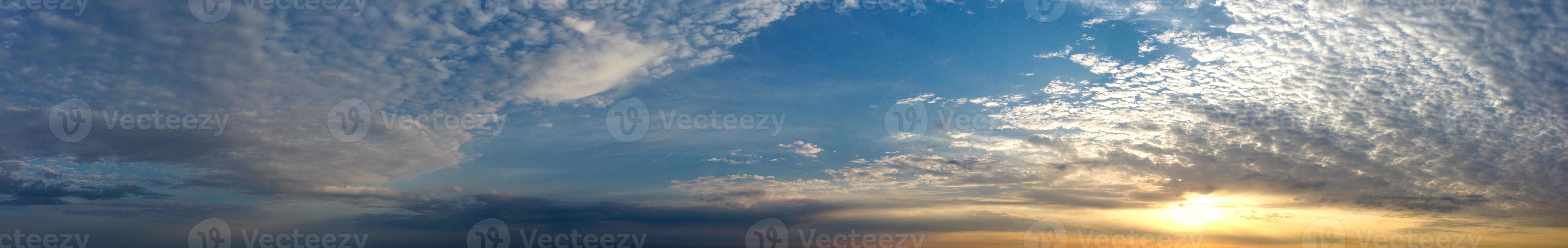 o belo nascer do sol e nuvens coloridas, vista aérea e vista de alto ângulo tirada por drone na inglaterra reino unido foto