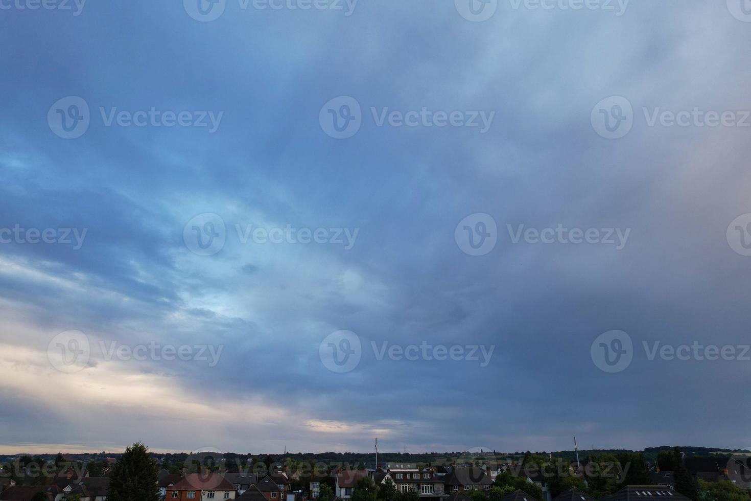 bela vista aérea de nuvens ao pôr do sol sobre a cidade de luton da inglaterra grã-bretanha foto