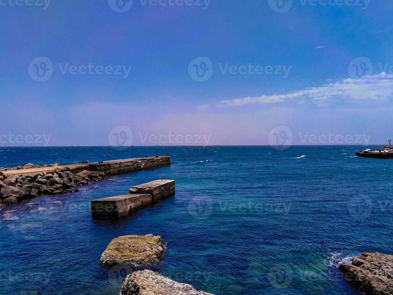 velhas docas de pedra na ilha de gorée no senegal foto