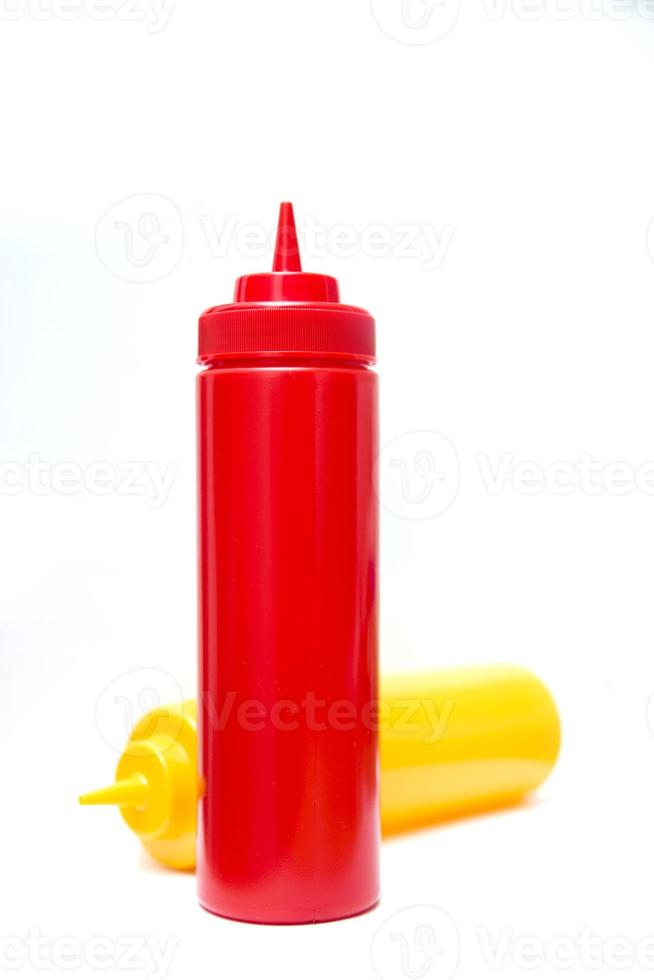 garrafa de ketchup e mostarda isolada no fundo branco foto