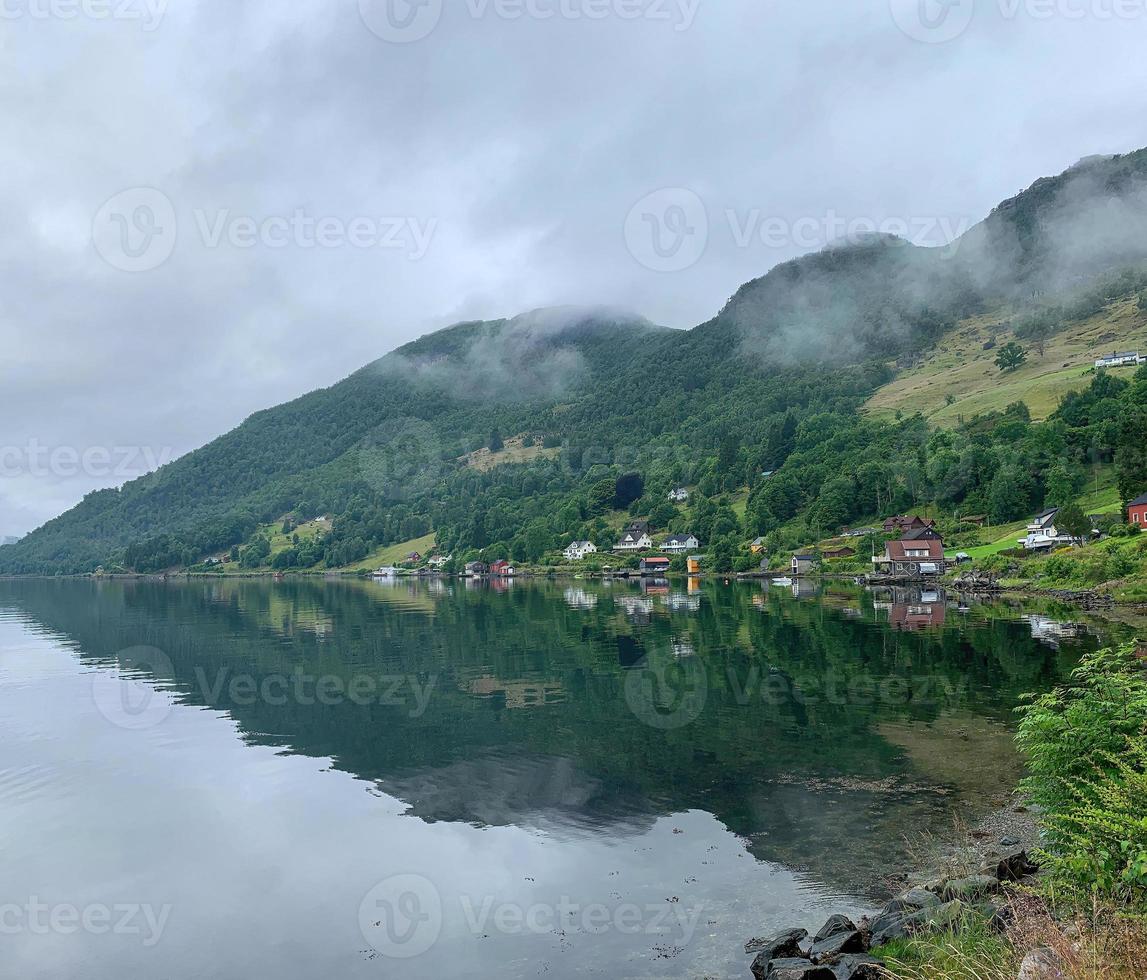 fiordes da noruega com casas de aldeia à beira da água 9 foto