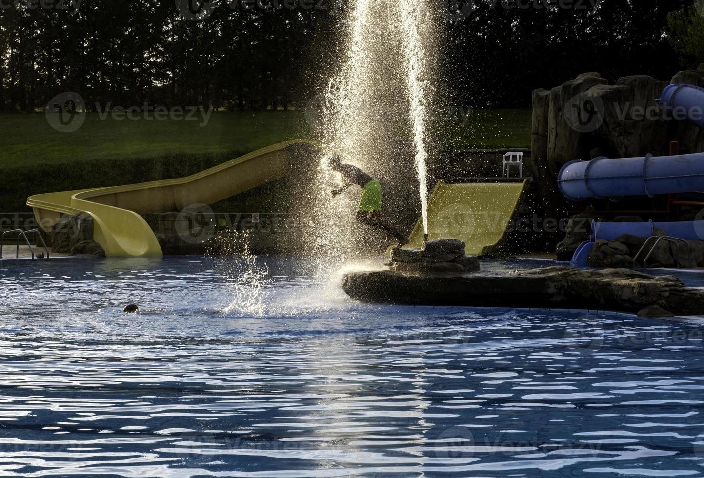 piscina com escorregas foto