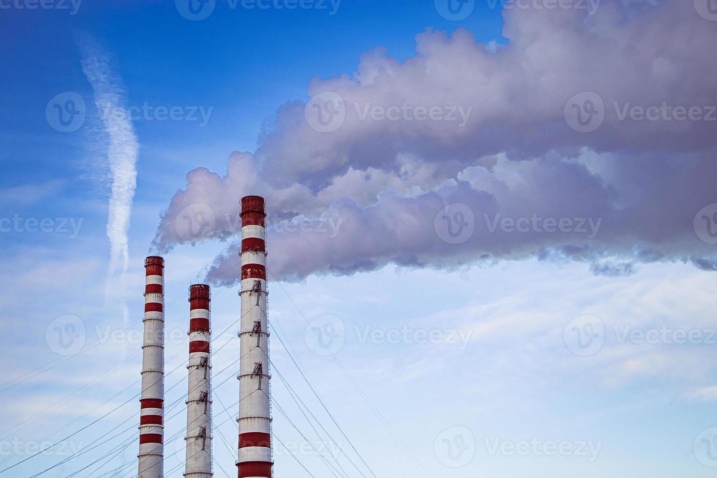 poluição do ar. chaminés de fumar contra o céu azul. foto