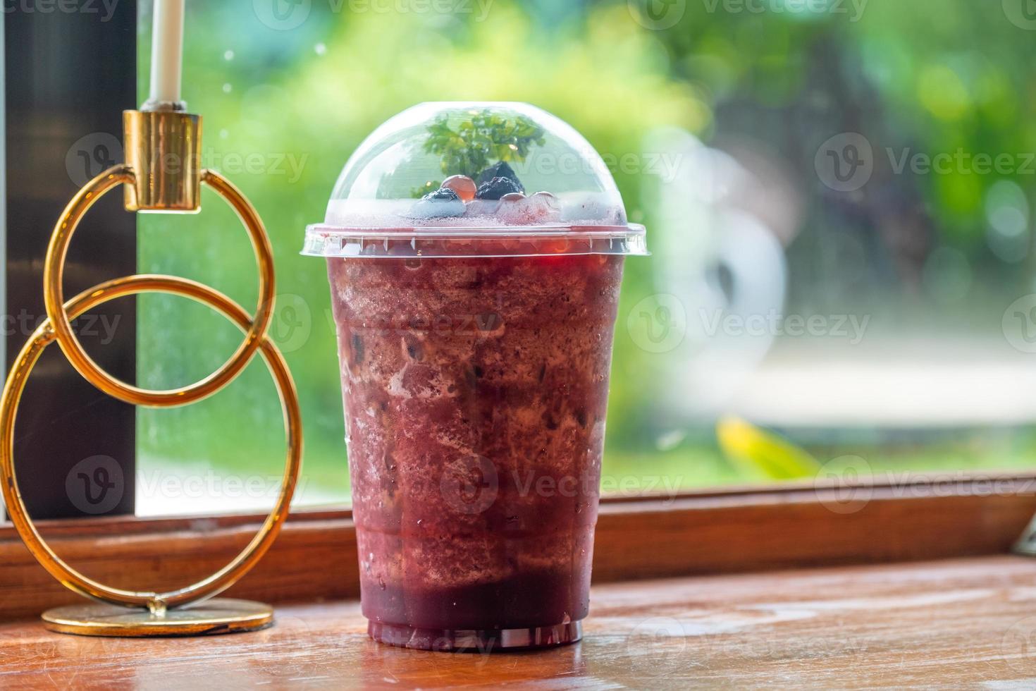 iogurte de smoothie de mirtilo no copo na mesa de madeira no café, conceito de comida, bebida e saúde, copie o espaço foto