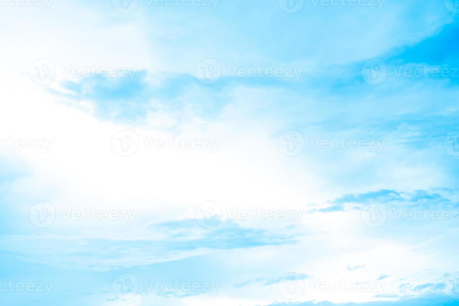 lindas nuvens brancas macias no céu azul perfeito para o fundo, estação chuvosa foto