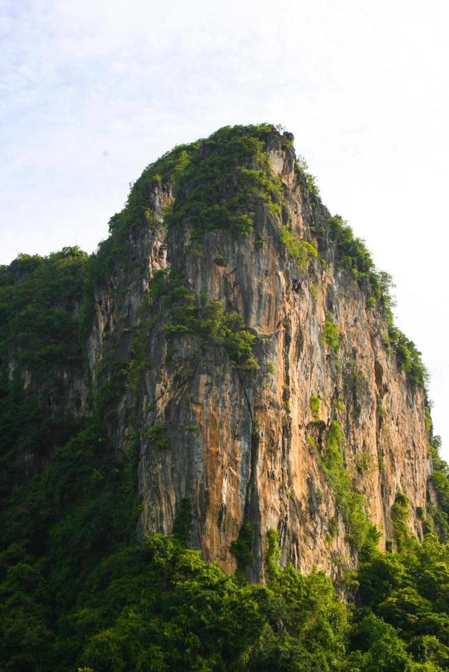 natureza de beleza de montanha alta em phaatthalung sul da tailândia foto