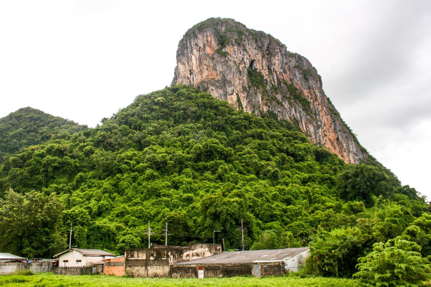 natureza de beleza de montanha alta em phaatthalung sul da tailândia foto