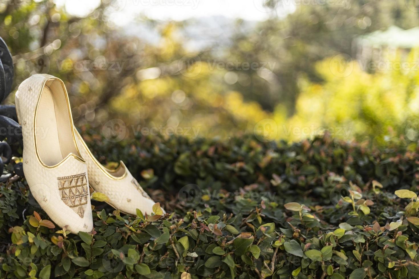 sandálias bege de casamento tradicional dos noivos. calçado de moda elegante e glamoroso. lindo par de calçados masculinos na grama, foto de closeup de alta qualidade