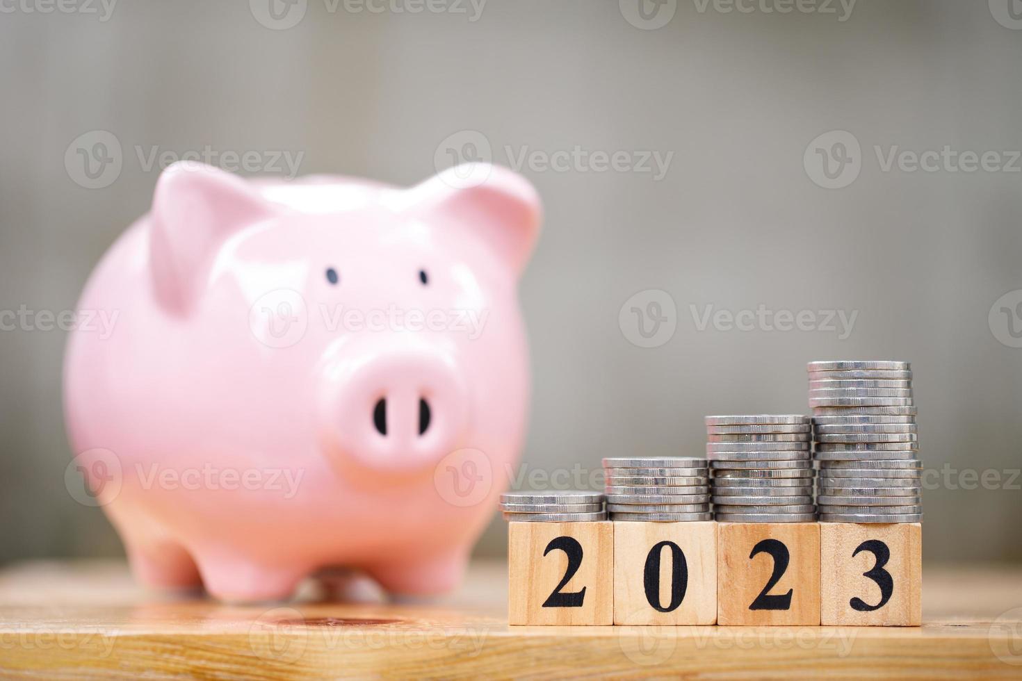 conceito de economia de dinheiro para o ano novo de 2023 com empilhamento de moedas e copyspace foto