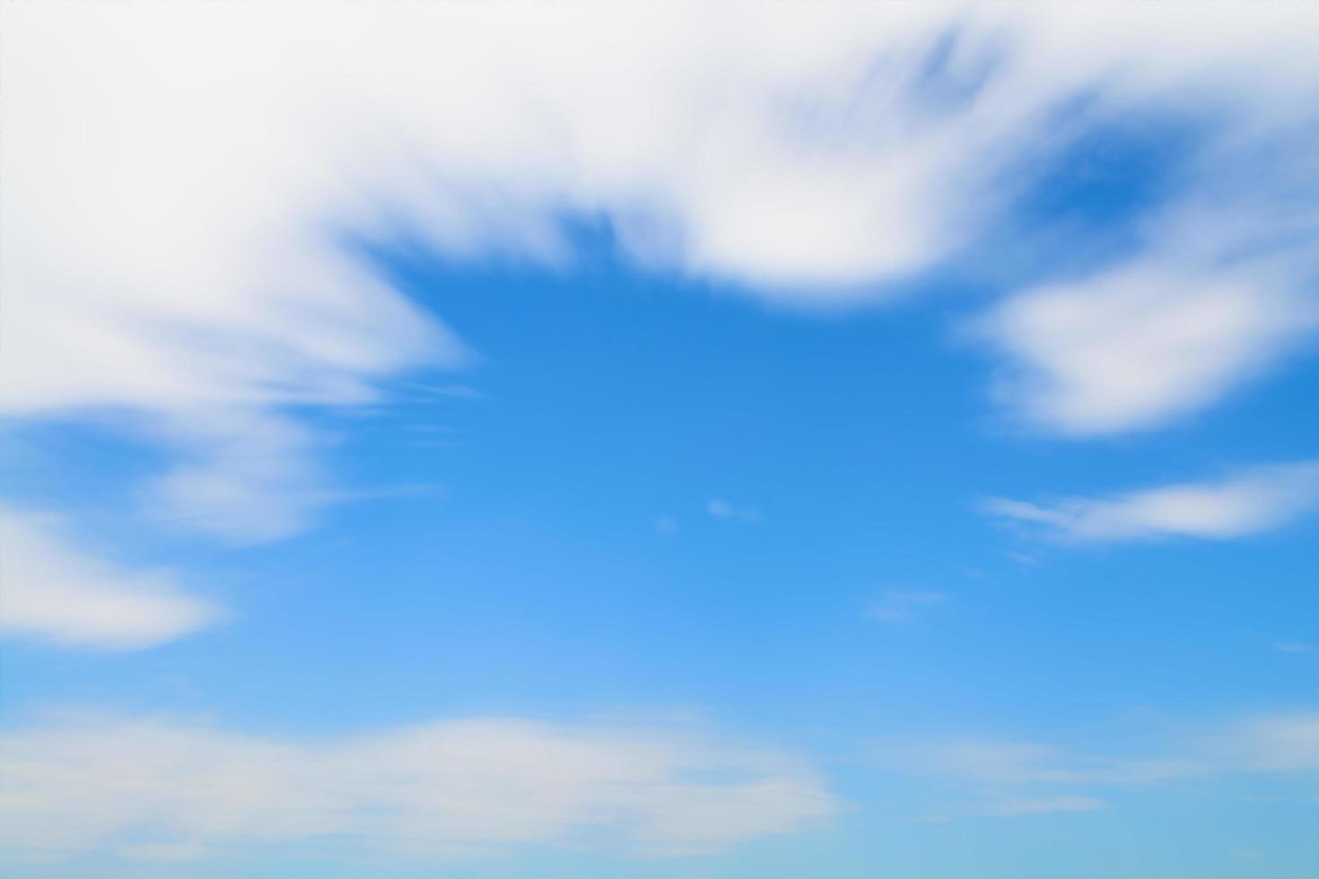 nuvens brancas suaves no vasto céu azul foto