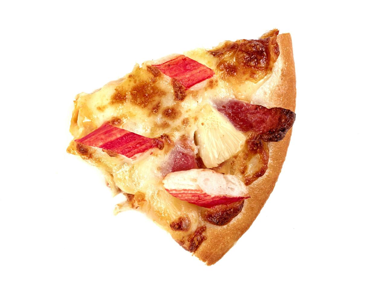 pizza de palitos de presunto isolado no fundo branco foto
