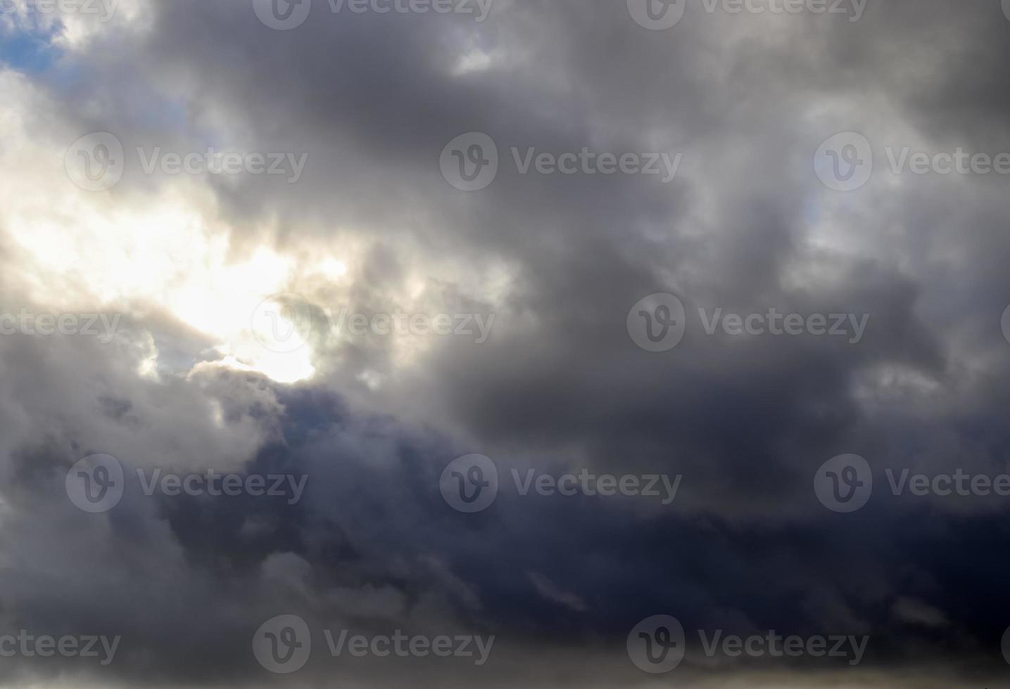 impressionantes formações de nuvens escuras antes de uma tempestade foto