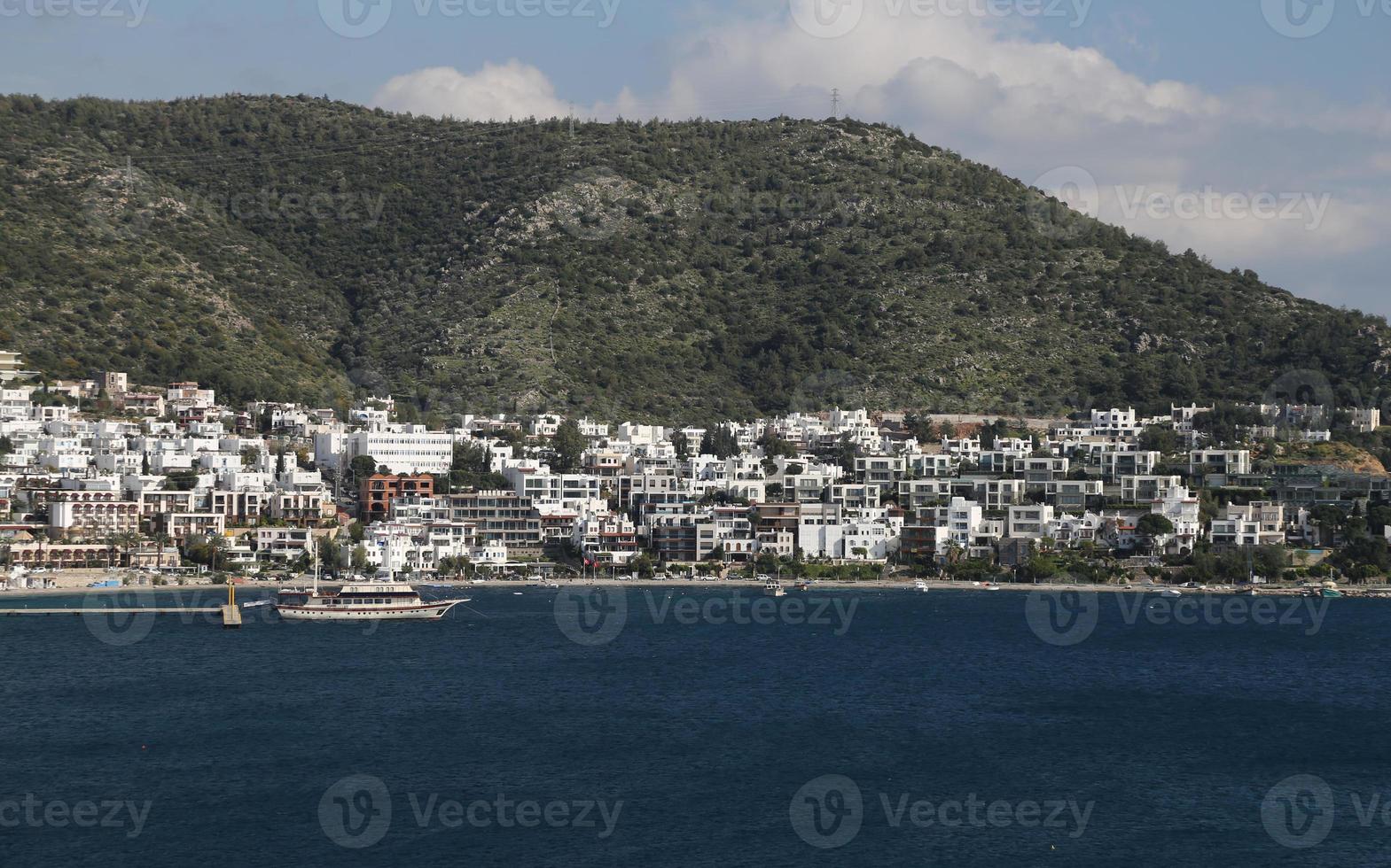 cidade de bodrum na costa do mar egeu da turquia foto