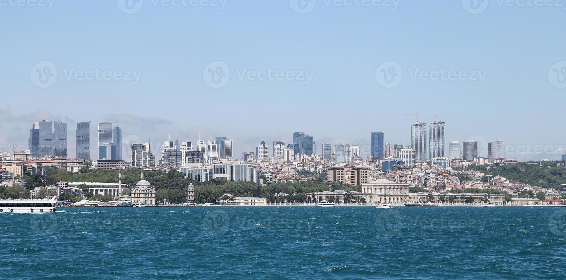 palácio de dolmabahce e besiktas na cidade de istambul, turquia foto