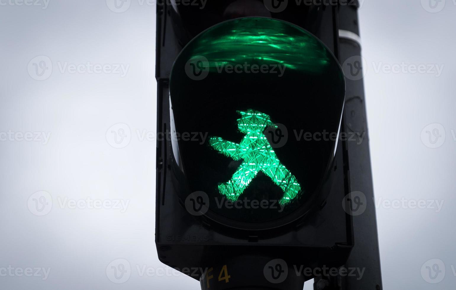 semáforo com homem verde ampelmann andando, berlim, alemanha foto