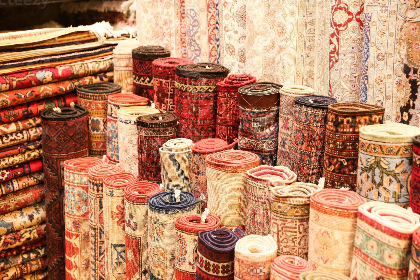 tapetes turcos no grande bazar foto