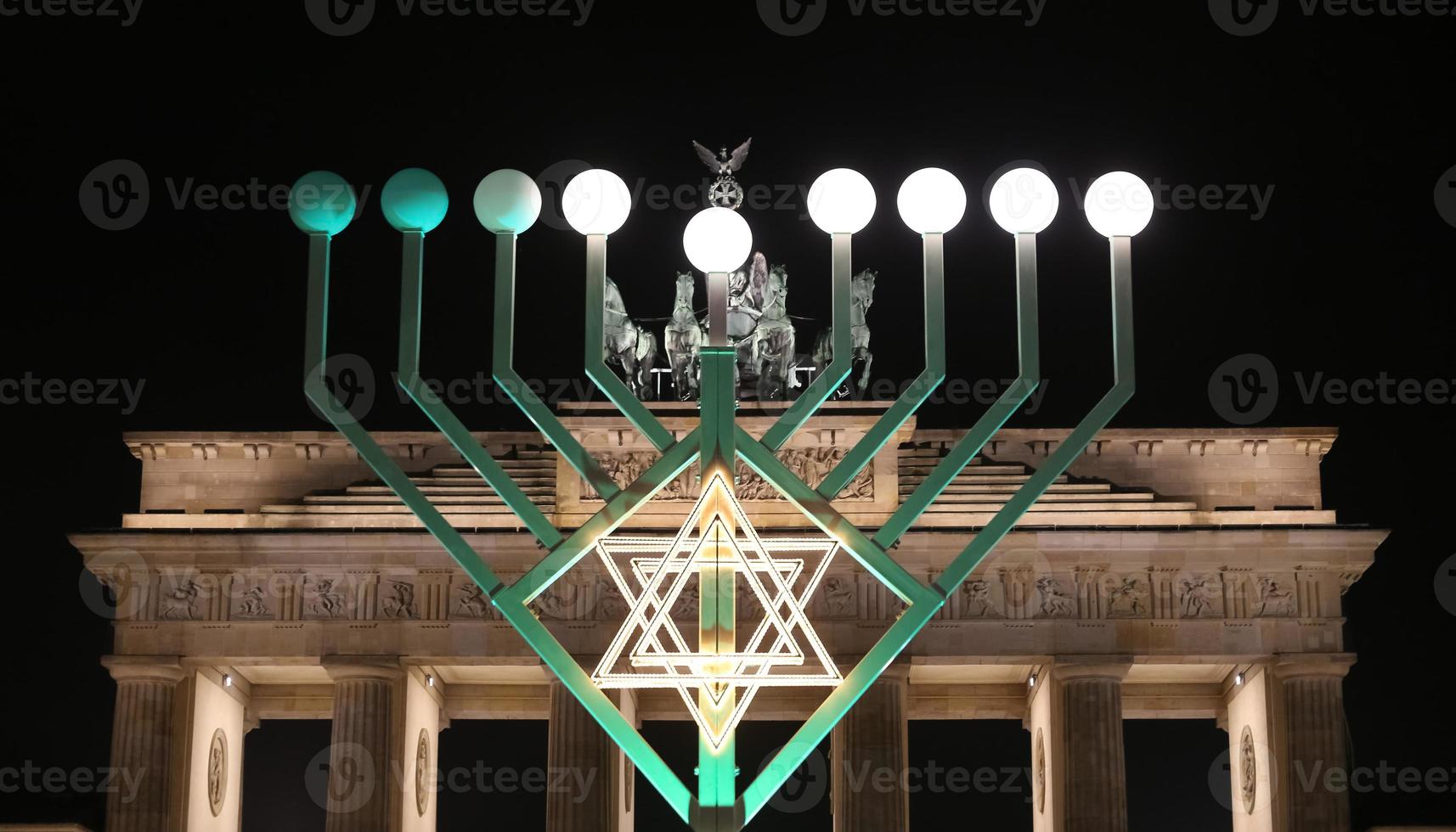 menorah durante hanukkah em pariser platz, berlim, alemanha foto