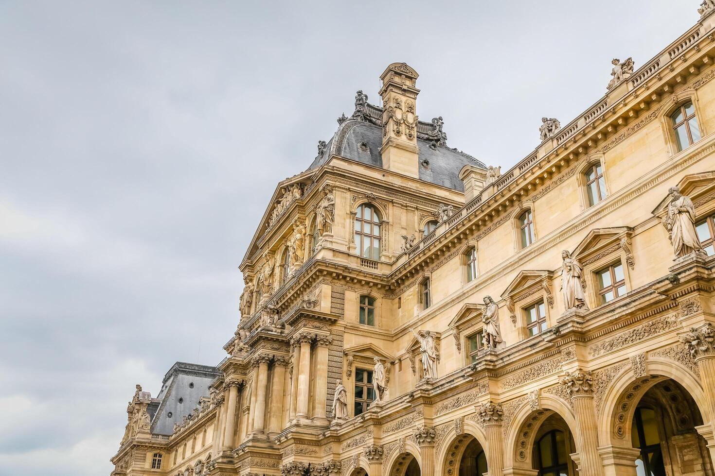 museu do louvre na cidade de paris foto