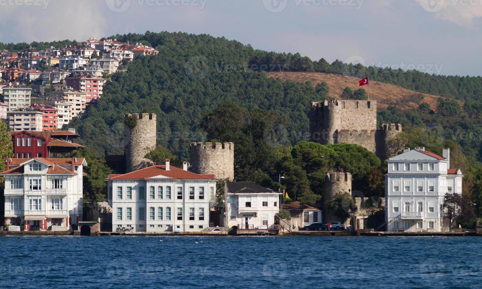 edifícios no estreito de bósforo foto