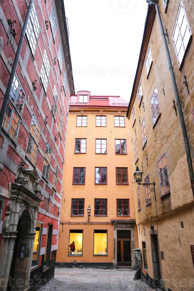 edifícios coloridos em gamla stan, estocolmo, suécia foto