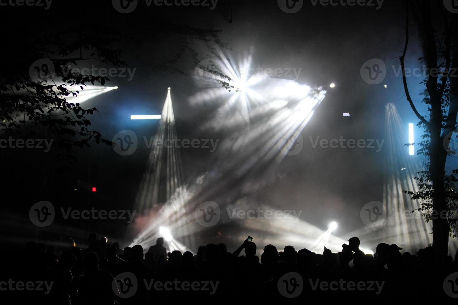 palco de concertos à noite foto