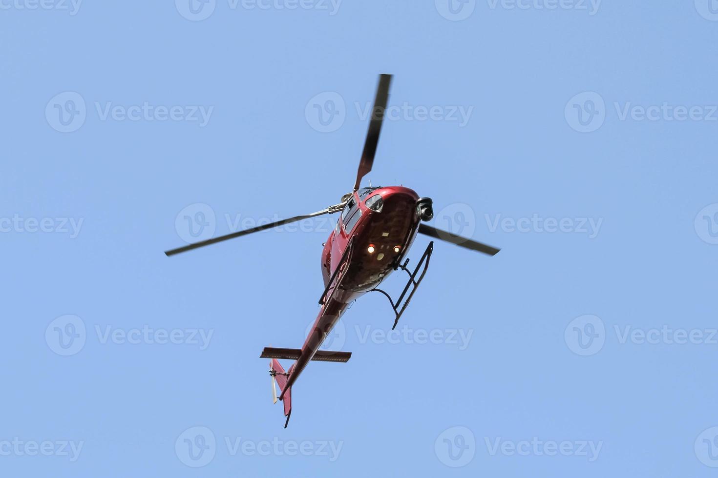 helicóptero sobrevoando a cidade foto