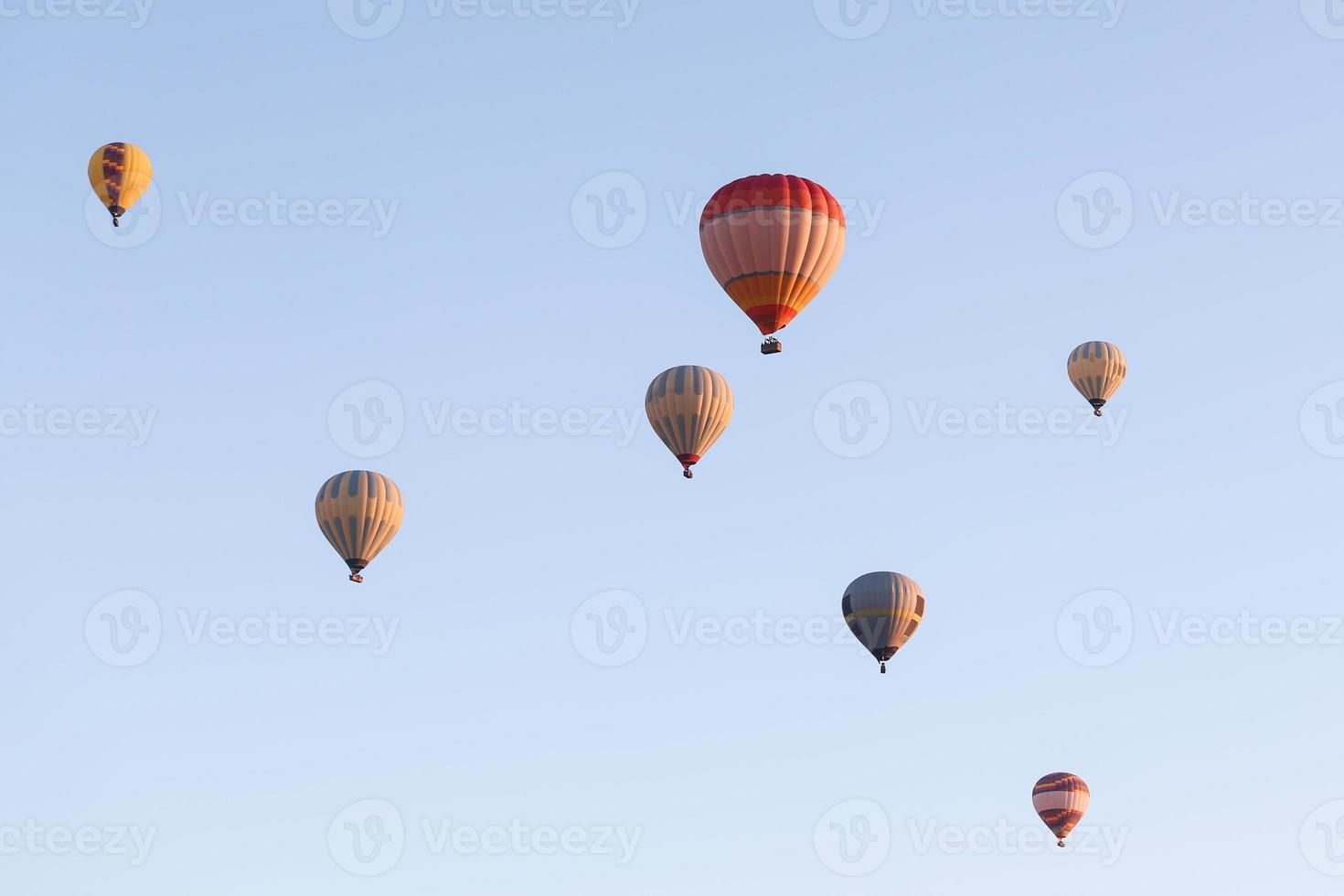 balões de ar quente sobre a cidade de goreme foto