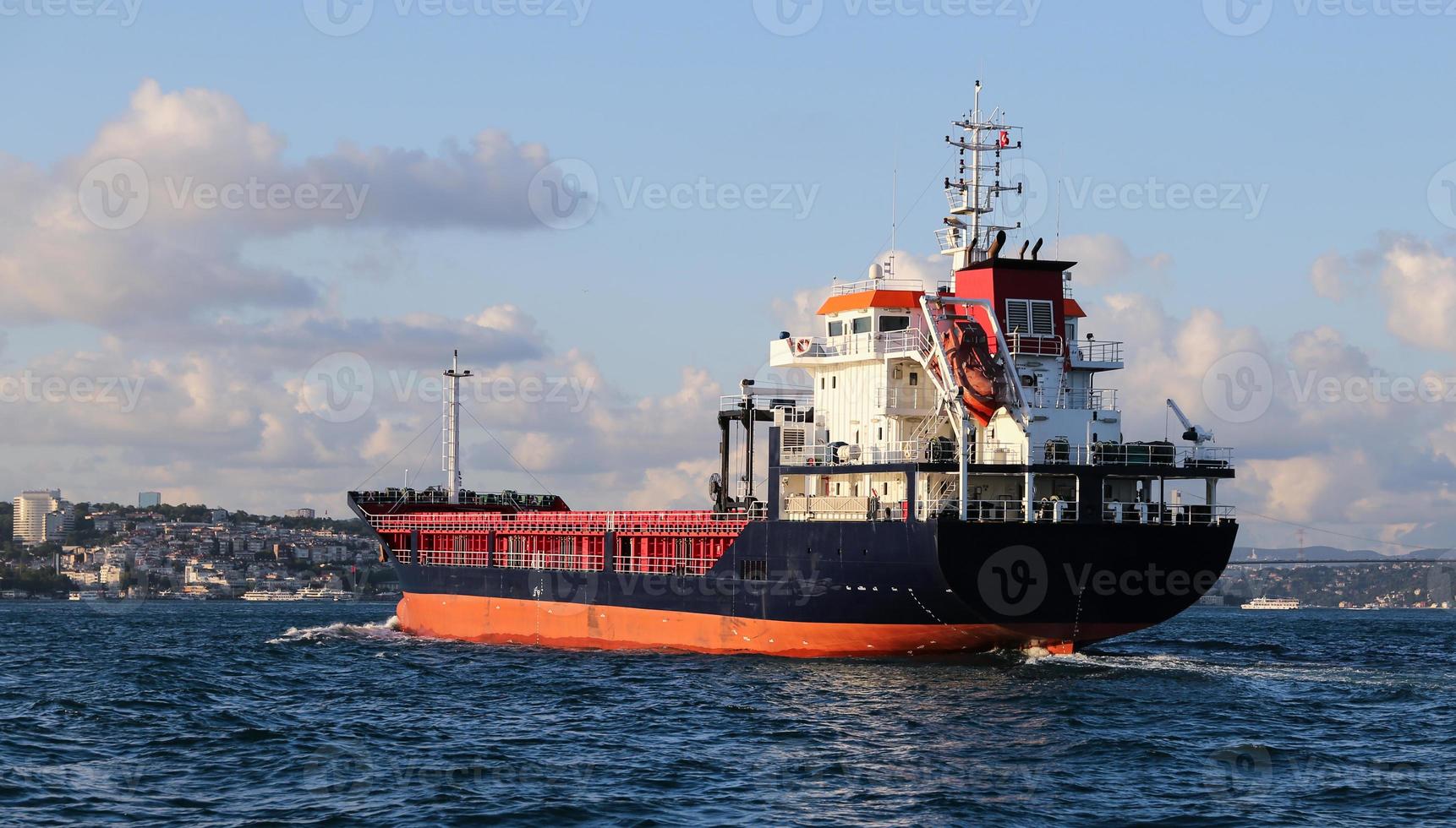 navio de carga no mar foto