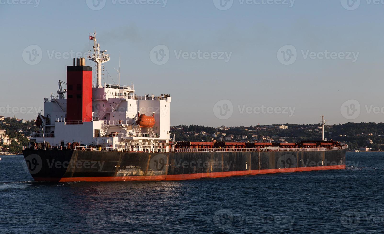 navio de carga no mar foto