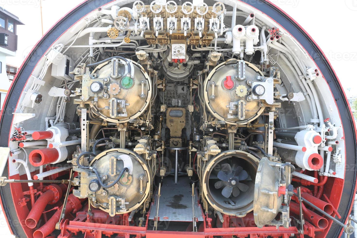 seção da sala de torpedos do submarino foto