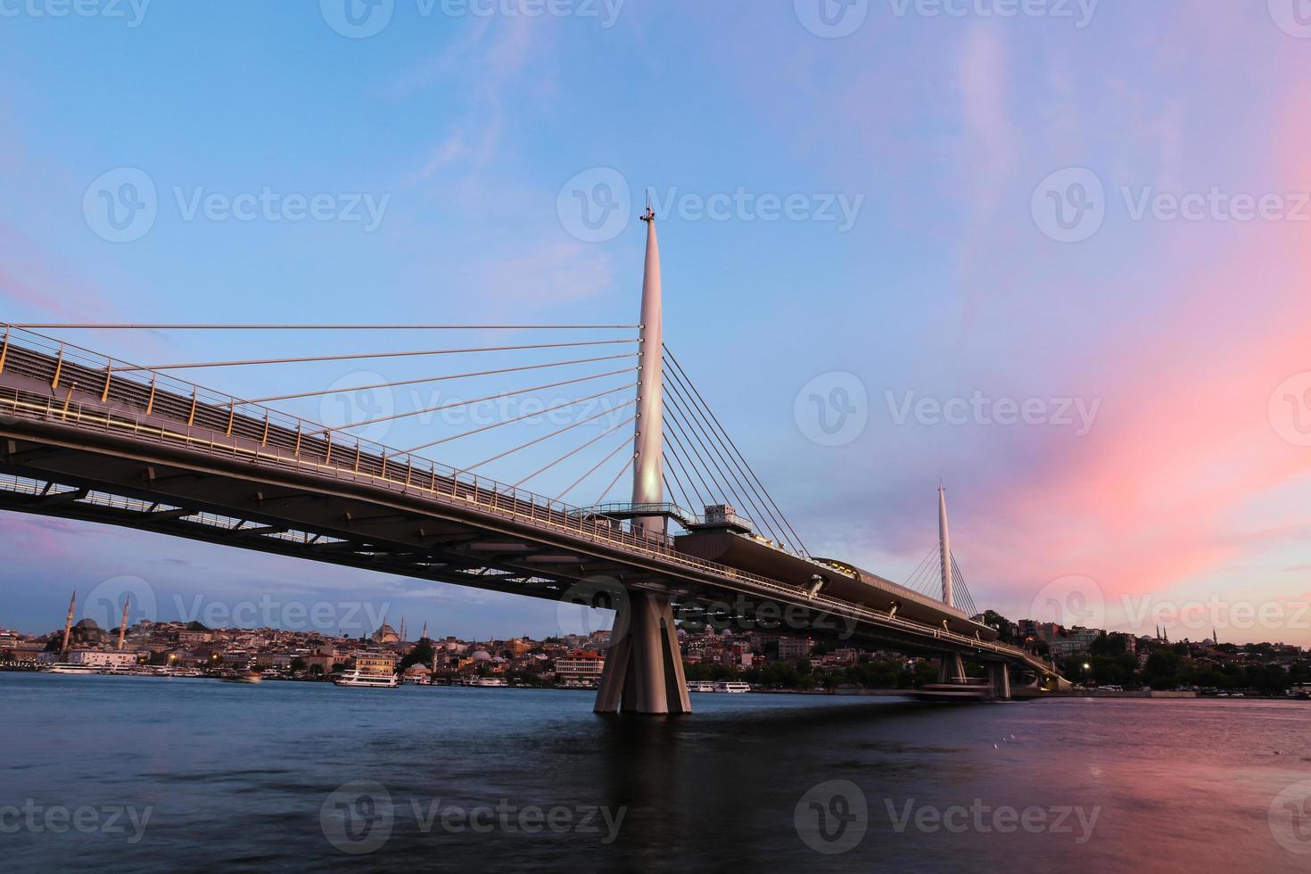 ponte de metro de chifre de ouro em istambul, turquia foto