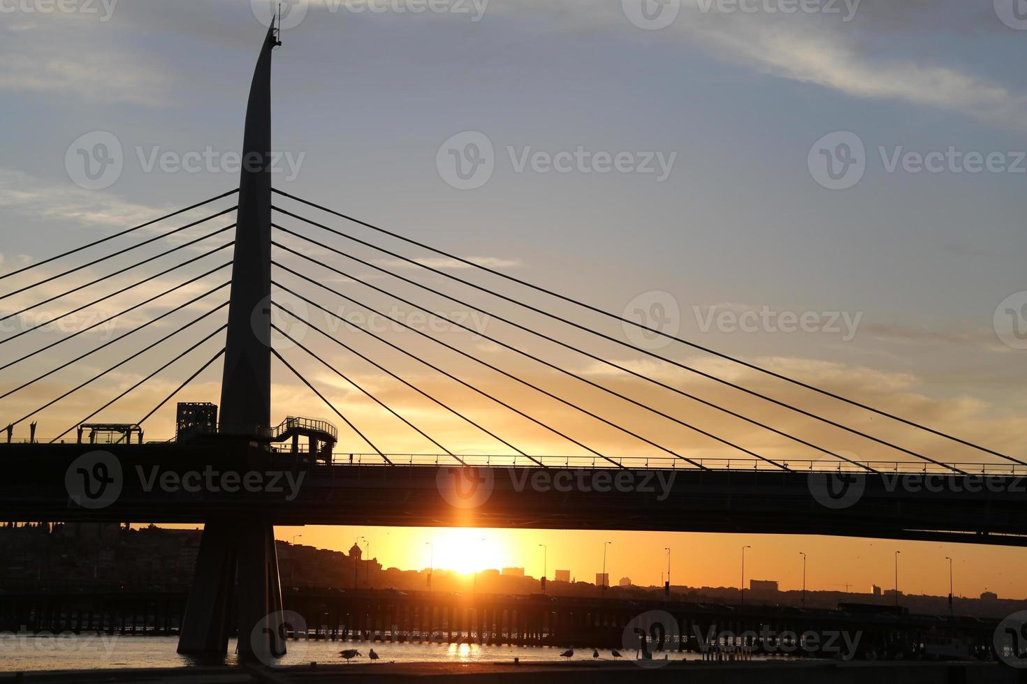 ponte de metro de chifre de ouro em istambul, turquia foto