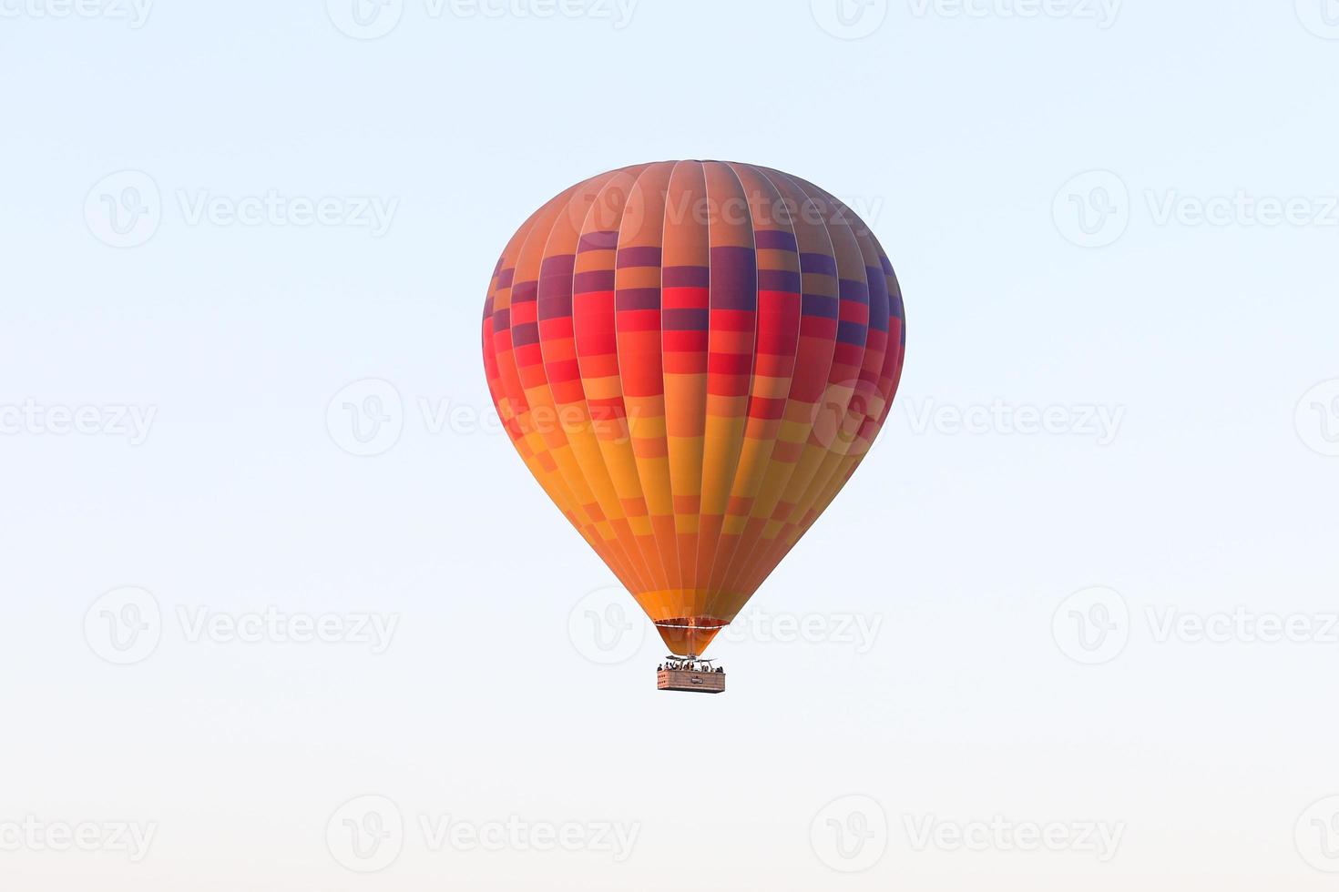 balão de ar quente sobre a cidade de goreme foto