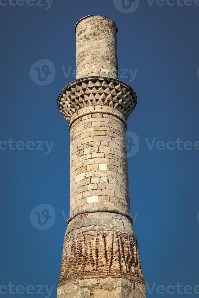 minarete arruinado no castelo de antalya, turquia foto