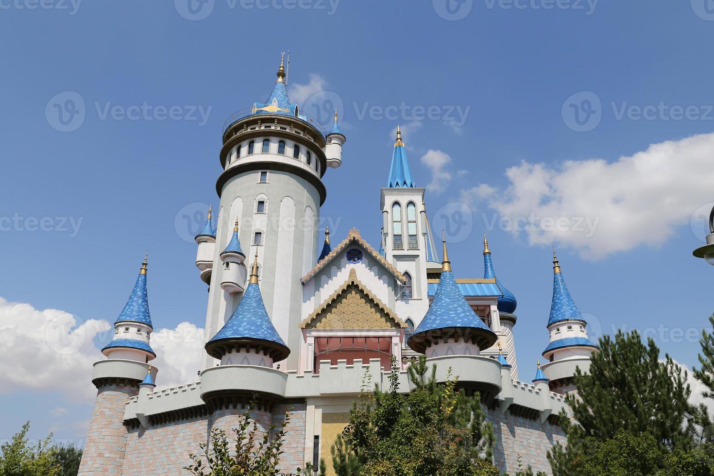 castelo de conto de fadas em sazova parque de ciência, arte e cultura na cidade de eskisehir foto