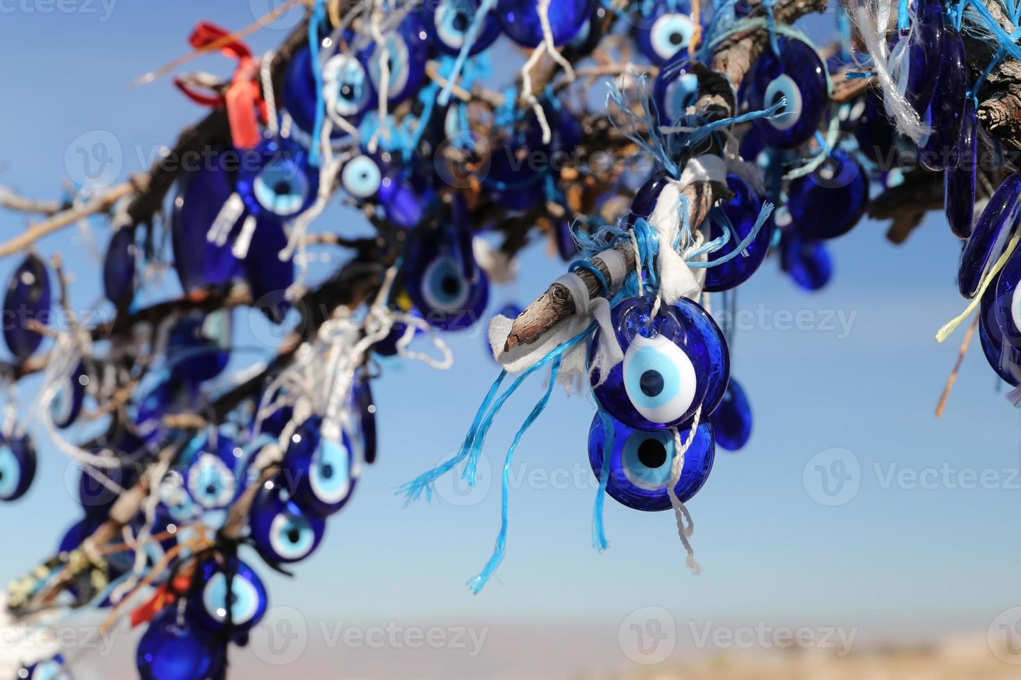 árvore de contas de mau-olhado no vale dos pombos, capadócia, nevsehir, turquia foto