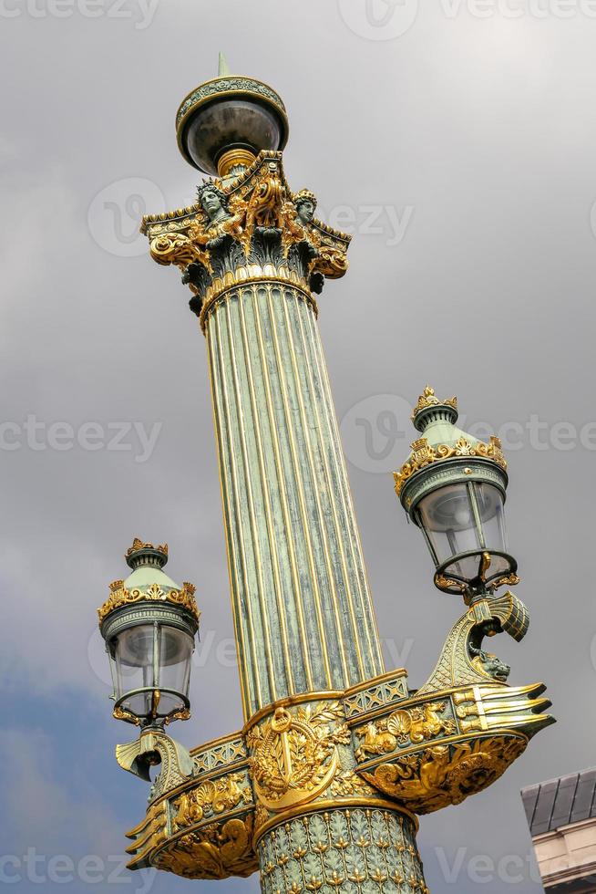 poste de iluminação em place de la concorde, paris, frança foto