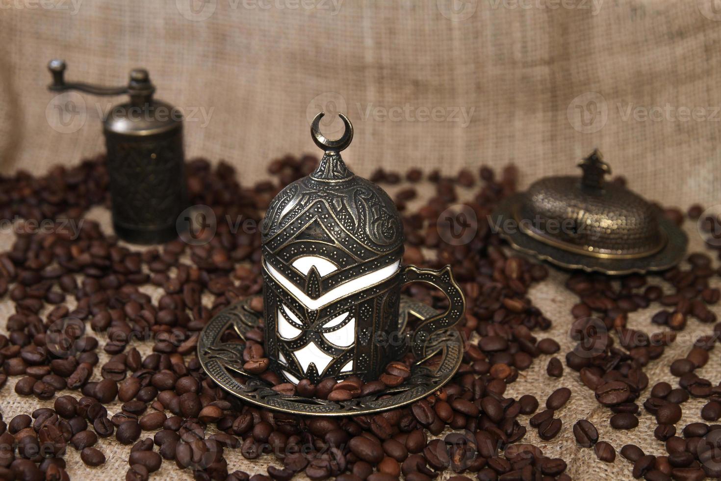 grãos de café torrados e café turco foto