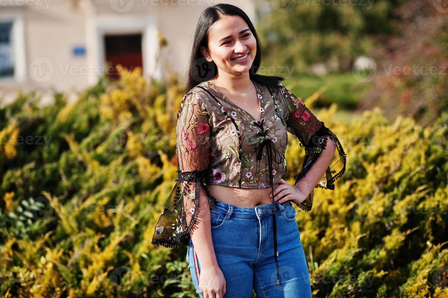 menina bonita modelo latino do equador vestir jeans posou na rua. foto