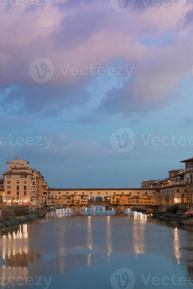 luz do sol na ponte vecchio - ponte velha - em florença, itália. foto