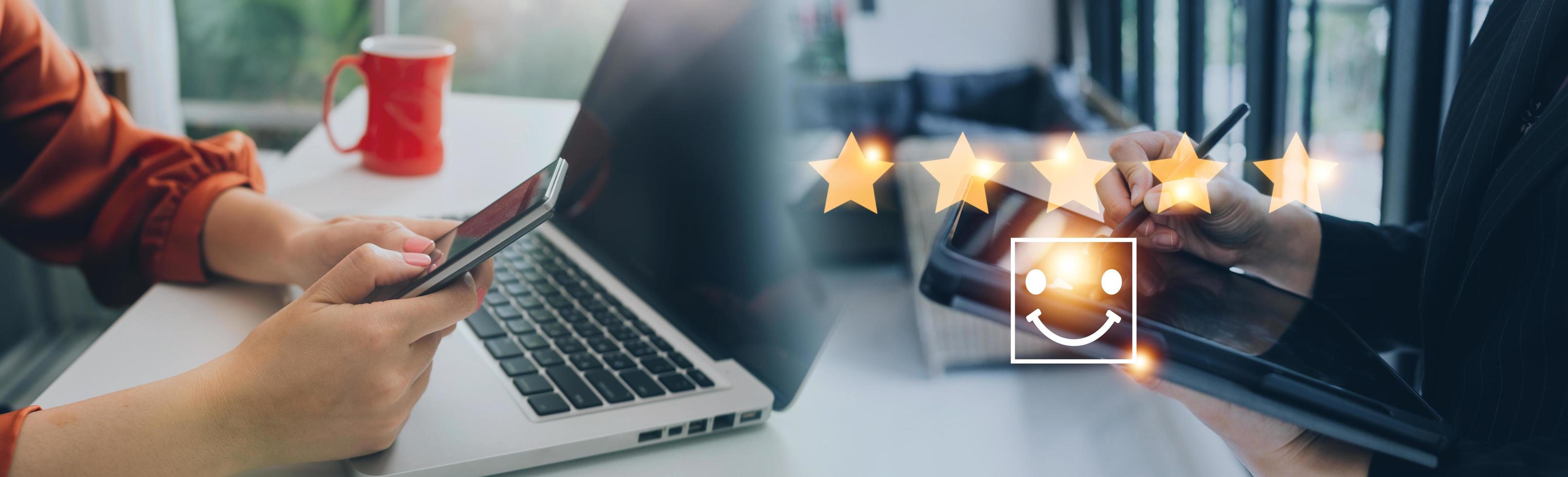 feedback de avaliação do cliente. homens de terno dando uma avaliação positiva para pesquisas de satisfação do cliente. dando uma classificação de cinco estrelas. classificação de serviço, conceito de satisfação foto