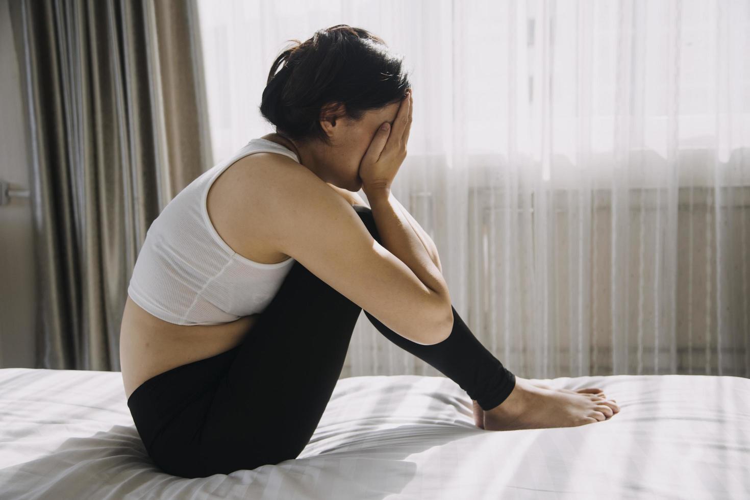 mulher sente-se depressão e ansiedade copiam o espaço. foto