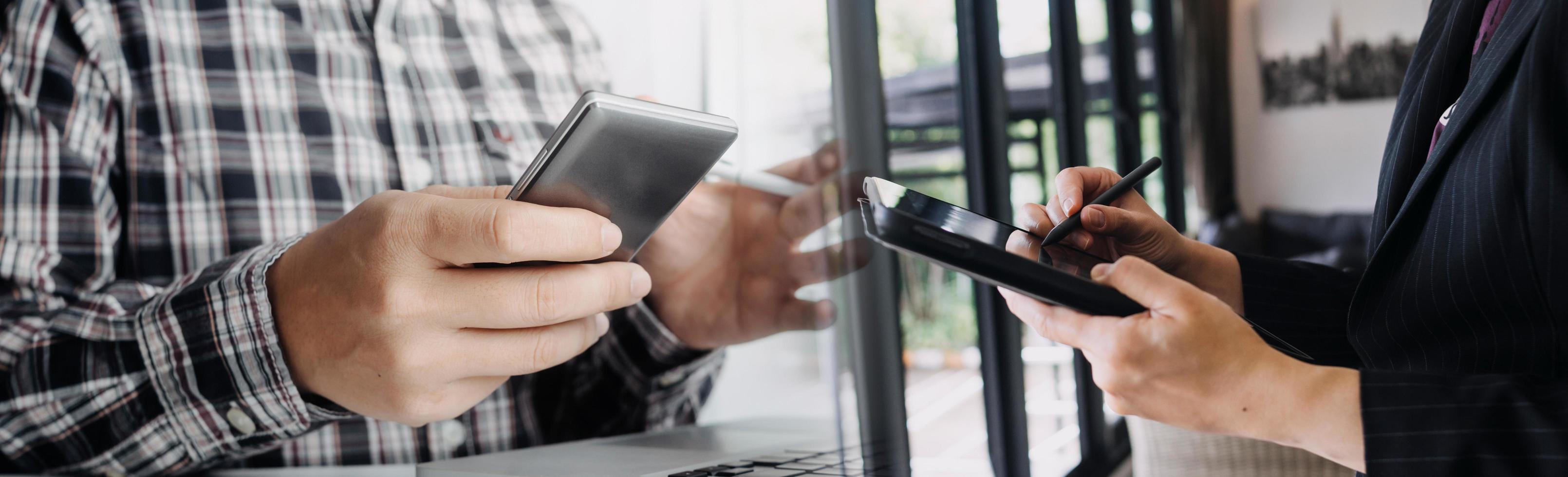 empresário e equipe analisando a tarefa de finanças do balanço financeiro. com telefone inteligente e laptop e tablet. conceito de gestão de riqueza foto