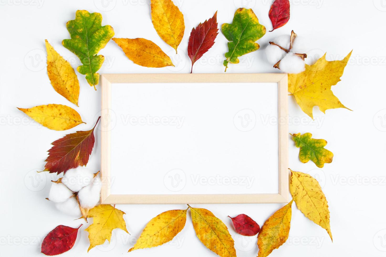 moldura vazia simulada em fundo branco e folhas amarelas caídas. Olá conceito de outono. foto