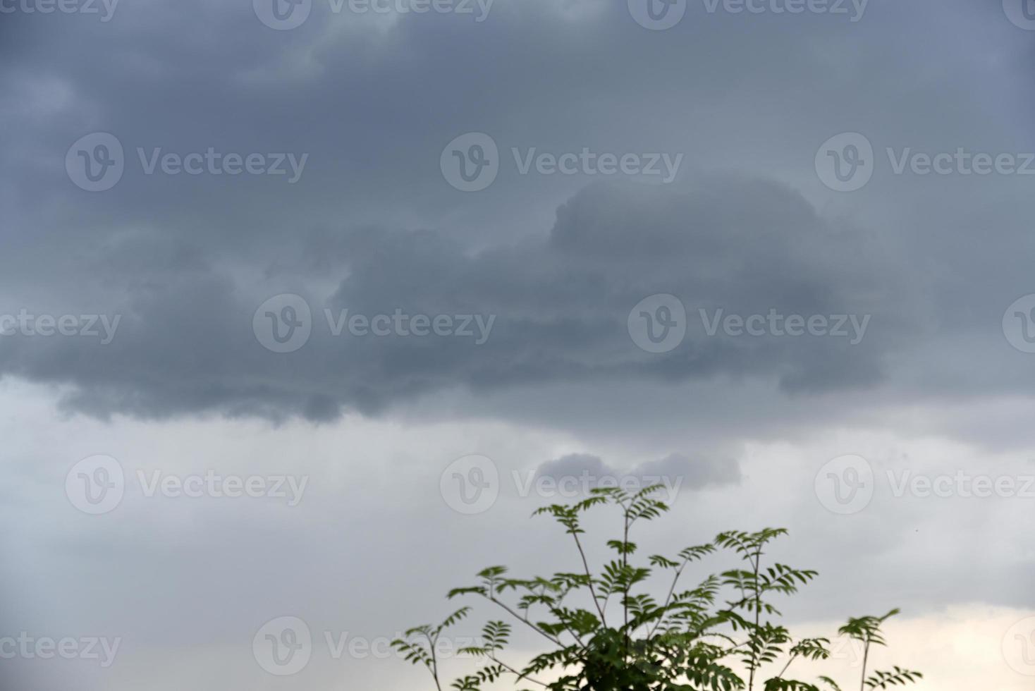 nuvens de tempestade pretas no horizonte em um dia de verão. foto